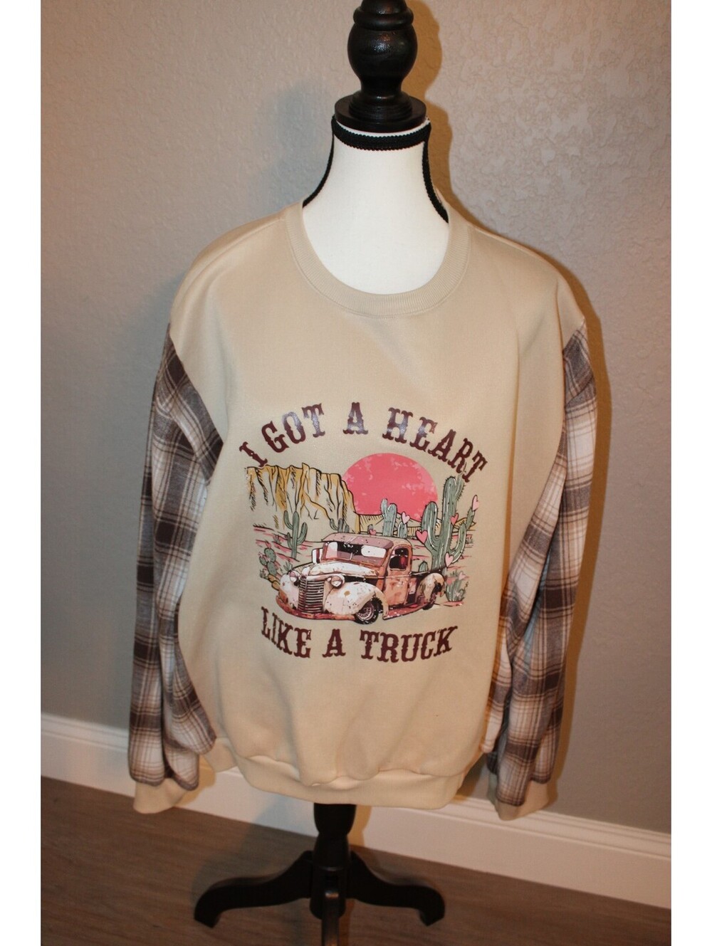 Vintage Style Beige Sweatshirt with Plaid Sleeves and Retro Truck Graphic
